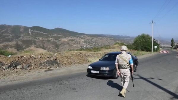 Российские миротворцы в Нагорном Карабахе круглосуточно обеспечивают безопасность движения гражданского автотранспорта, перевозок продовольствия - Sputnik Армения
