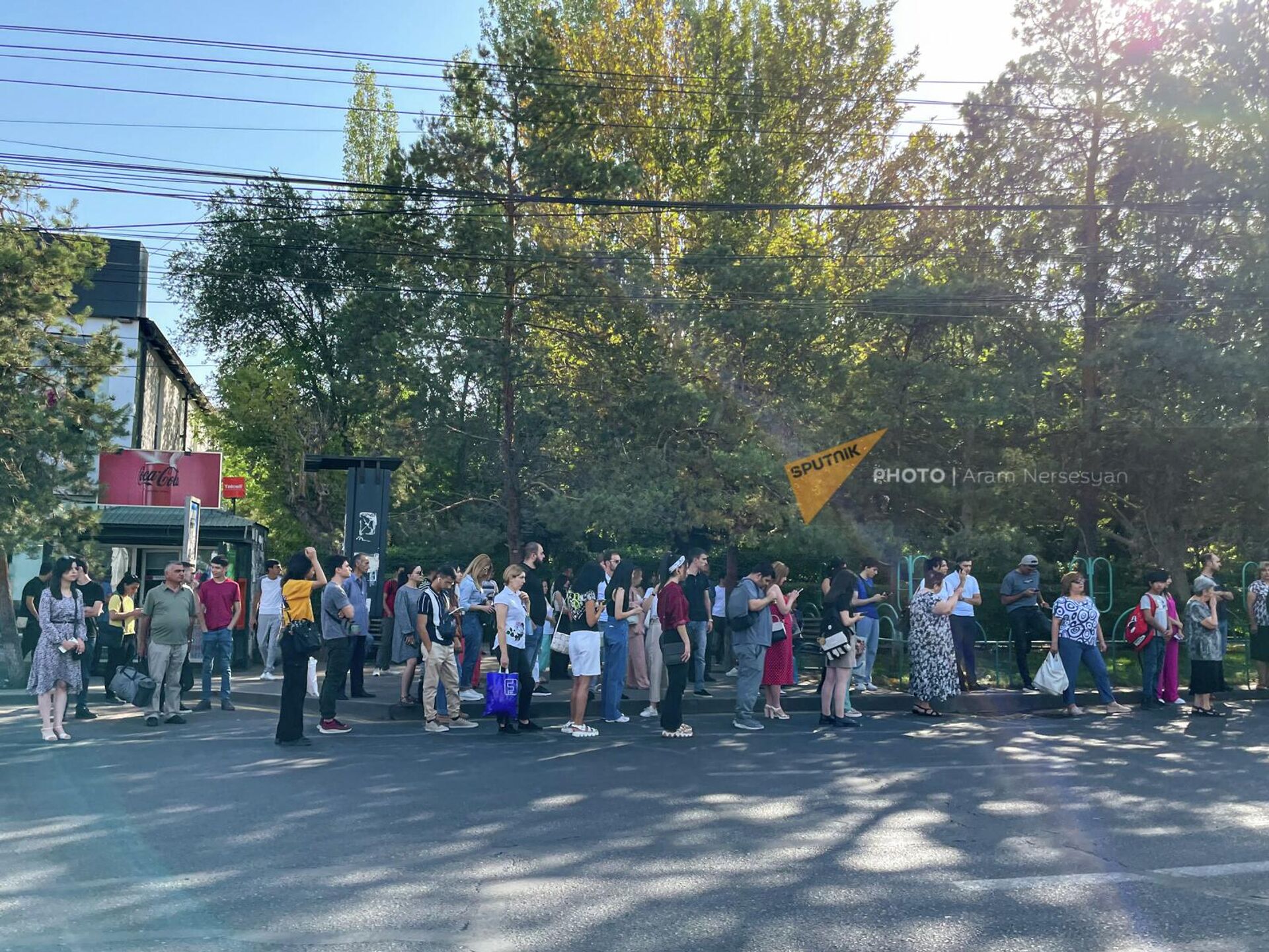 Люди в ожидании транспорта на остановке - Sputnik Армения, 1920, 05.09.2022