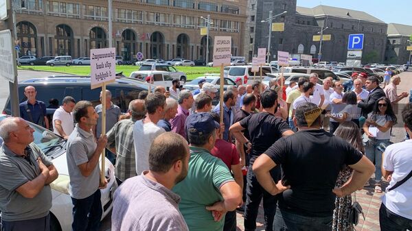 Հաղթանակ թաղամասի բնակիչները բողոքի ակցիա են անում քաղաքապետարանի մոտ - Sputnik Արմենիա