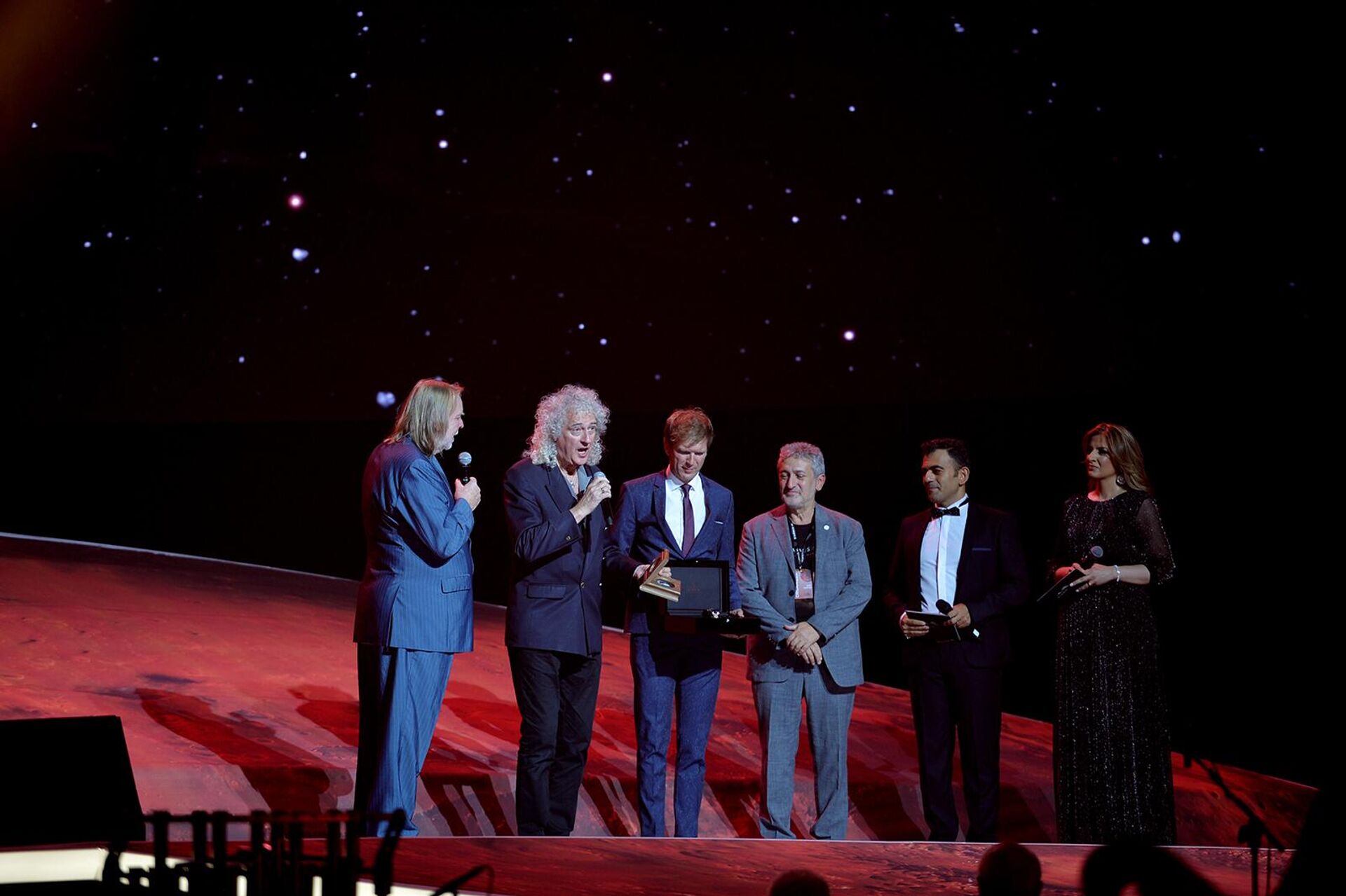 Вручение медали имени Стивена Хокинга всемирно известному музыканту и астрофизику Брайану Мэю (5 сентября 2022). Еревaн - Sputnik Արմենիա, 1920, 05.09.2022