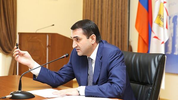 Вице-мэр Еревaна Ваге Никоян во время встречи с гражданами в здании мэрии (6 июля 2018). Еревaн - Sputnik Армения