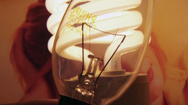 Лампа накаливания и энергосберегающая лампочка. - Sputnik Армения