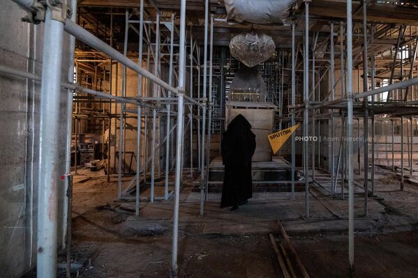 Восстановительные работы внутри Кафедрального собора - Sputnik Армения