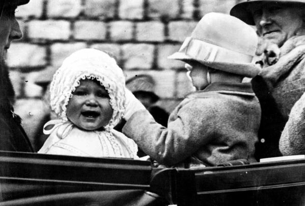 Принцесса Елизавета совершает прогулку по территории Виндзорского замка со своим двоюродным братом, достопочтенным Джеральдом Ласселлесом (справа), сыном королевской принцессы (1927 год). Виндзор - Sputnik Армения