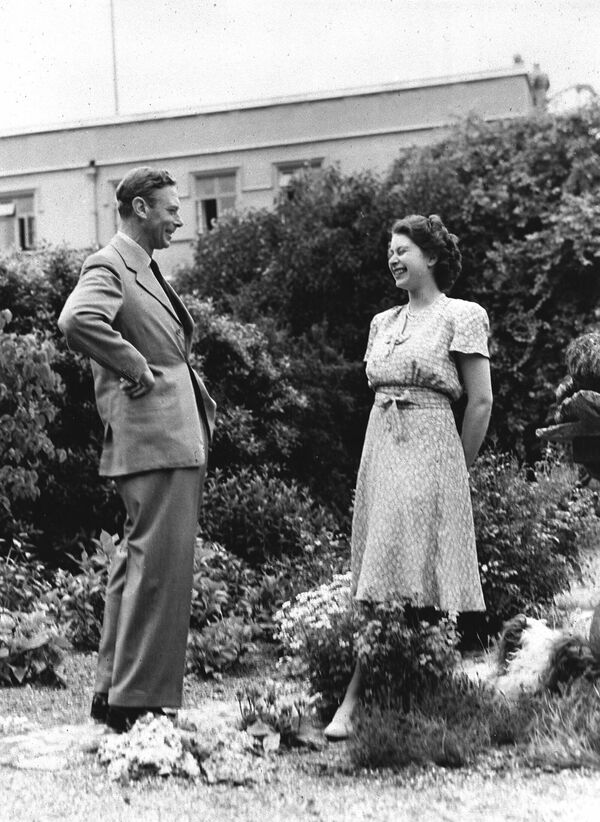 Բրիտանիայի Եղիսաբեթ թագուհին ծիծաղում է իր հոր՝ Գեորգ VI թագավորի հետ թագավորական օթյակի տարածքում (1946 թվականի օգոստոսի 20) - Sputnik Արմենիա