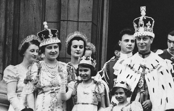 11-ամյա արքայադուստր Եղիսաբեթը (կենտրոնում) Բուքինգհեմյան պալատի պատշգամբում իր հոր՝ Գեորգ VI թագավորի թագադրումից հետո. 12 մայիսի 1937թ, Լոնդոն - Sputnik Արմենիա