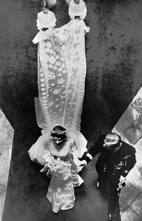 Принцесса Елизавета и принц Филипп, герцог Эдинбургский, покидают Вестминстерское аббатство после свадьбы - Sputnik Армения