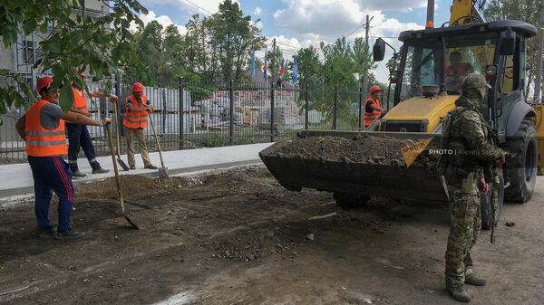Рабочие укладывают тротуарную плитку в Волновахе - Sputnik Армения