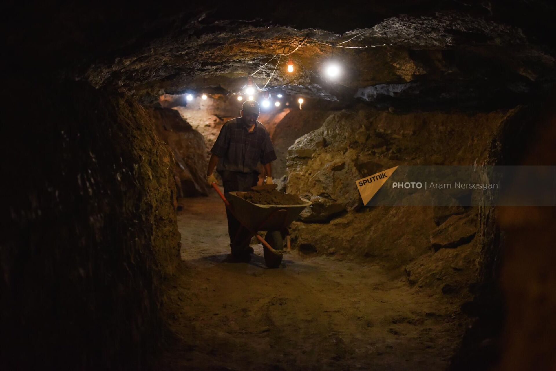 Рабочий в туннеле пещеры “Мендз Эр” в Лорийской области - Sputnik Արմենիա, 1920, 10.09.2022