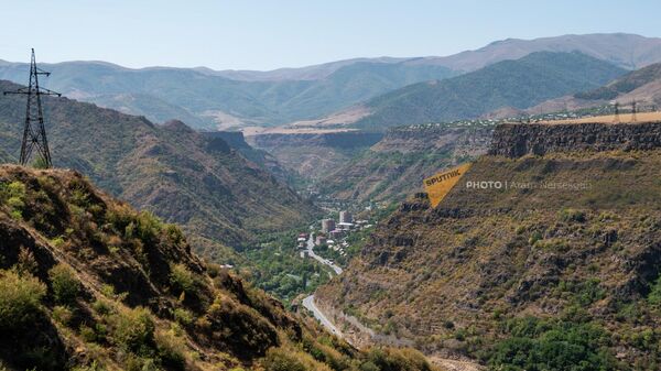 Вид на Алаверди с пещеры Мендз Эр Лорийской области - Sputnik Армения