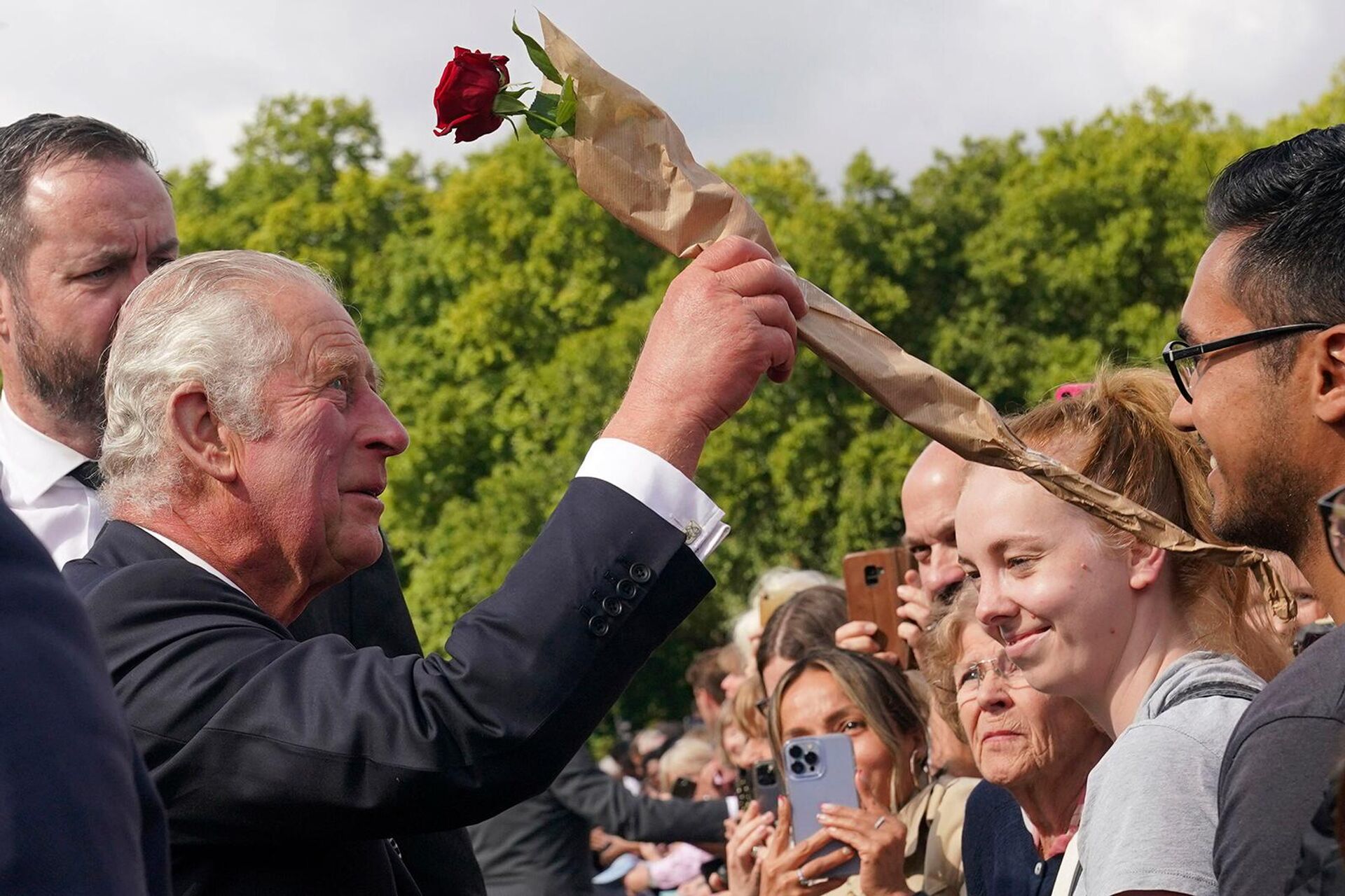 Люди дарят розу королю Великобритании Карлу III у Букингемского дворца после смерти королевы Елизаветы II (9 сентября 2022). Лондон - Sputnik Армения, 1920, 10.09.2022