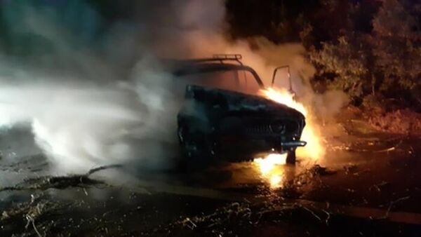 Сотрудники пожарной службы МЧС тушат сгоревший из-за ДТП автомобиль, архив - Sputnik Армения