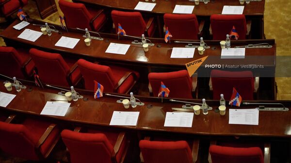 Пустые кресла НС после первого заседания Парламента (12 сентября 2022). Еревaн - Sputnik Армения