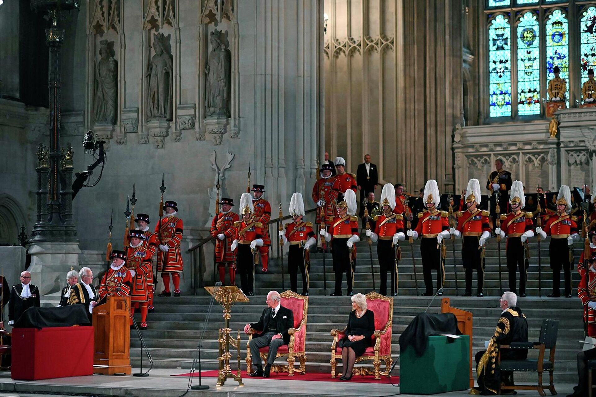 Король Карл III и Камилла, королева-консорт, слушают выступление спикера Палаты лордов лорда Макфолла из Алклюита в Вестминстер-холле (12 сентября 2022). Лондон - Sputnik Армения, 1920, 12.09.2022