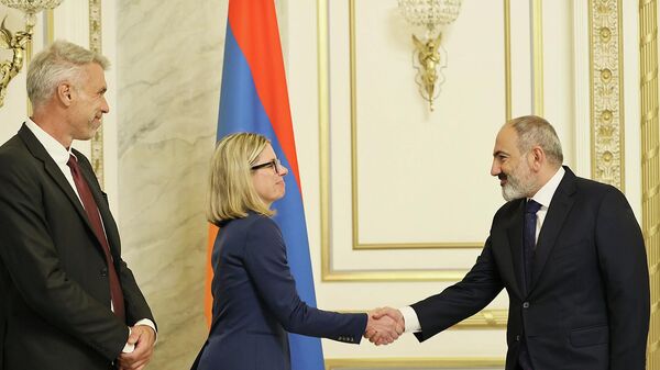Премьер-министр Никол Пашинян принял вице-президента Всемирного банка по региону Европы и Центральной Азии Анну Берден и возглавляемую ею делегацию (12 сентября 2022). Еревaн - Sputnik Армения