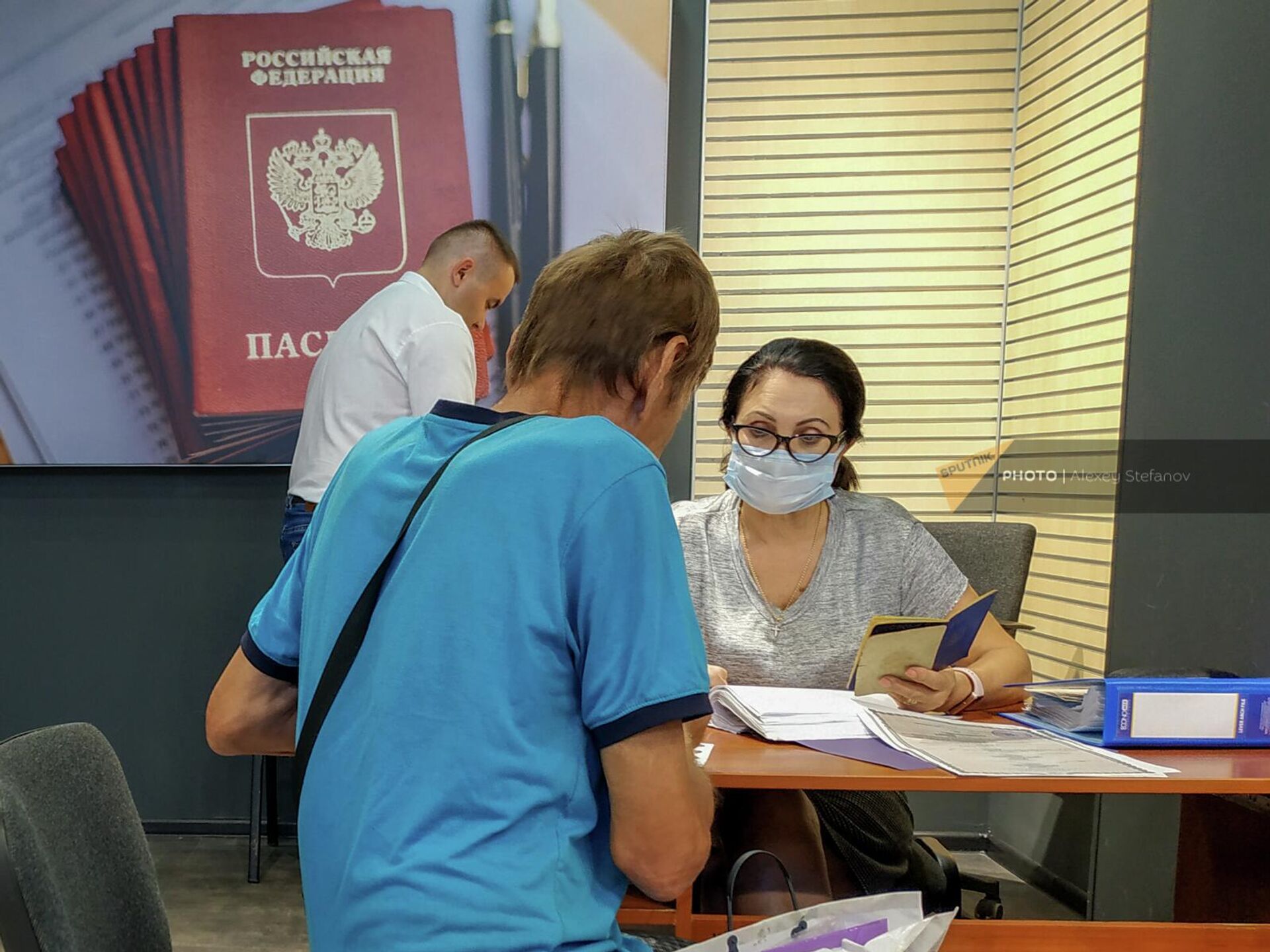 Мужчина оформляет документы на получение российского паспорта в Бердянске Мужчина оформляет документы на получение российского паспорта в Бердянске - Sputnik Армения, 1920, 12.09.2022