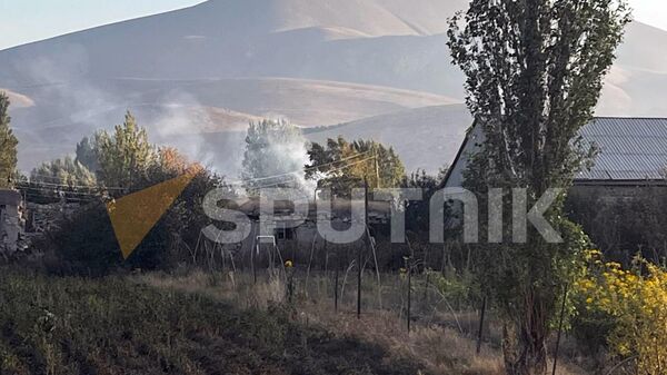 Дым от пожара после обстрелов села Сотк - Sputnik Армения