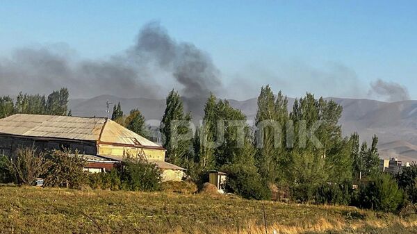 Дым от взрыва после обстрелов села Сотк - Sputnik Армения