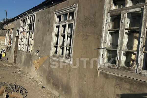Попавший под обстрел жилой дом в селе Сотк - Sputnik Армения