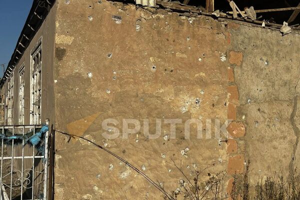 Попавший под обстрел жилой дом в селе Сотк - Sputnik Армения