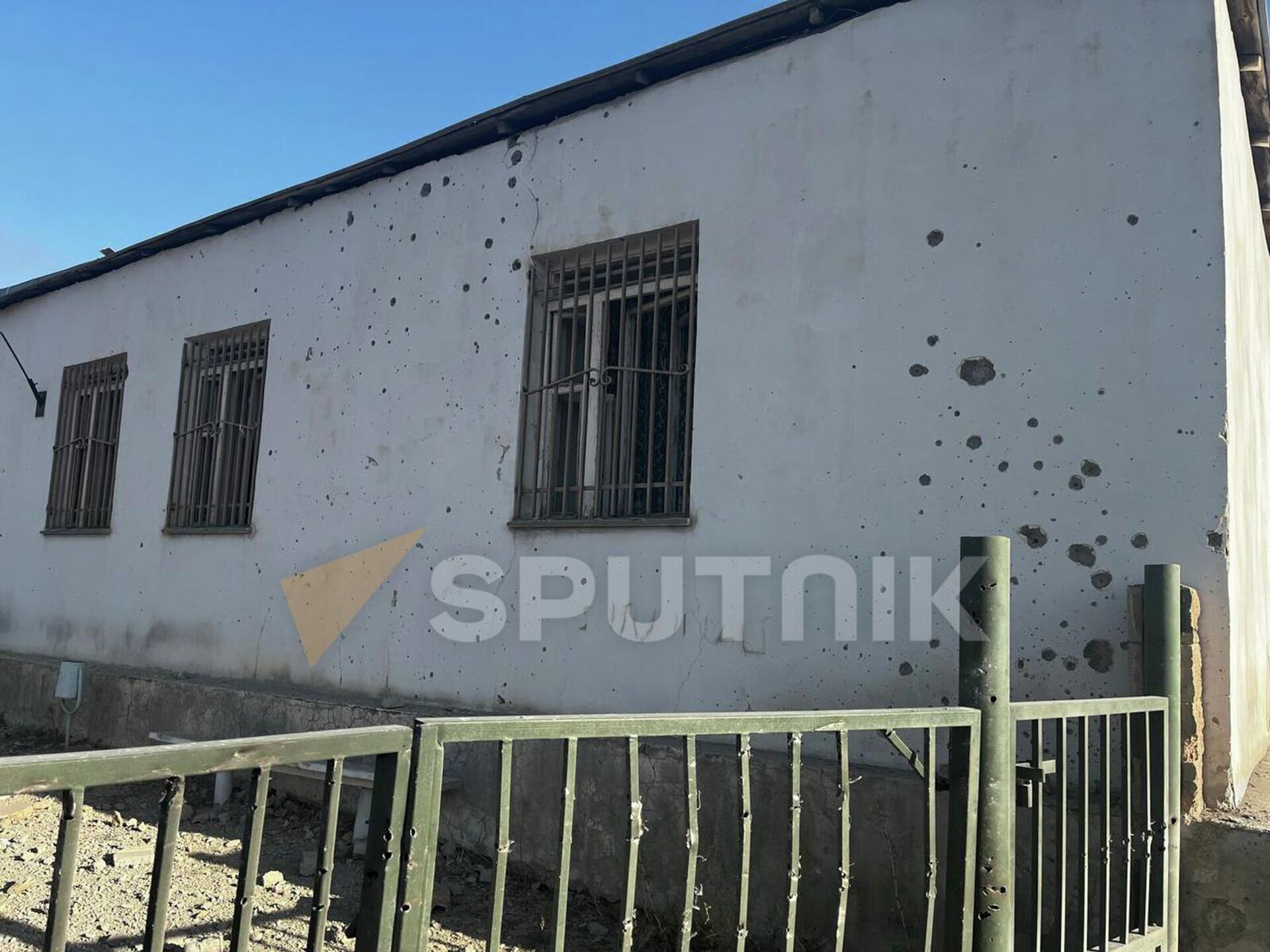 Попавшее под обстрел здание администрации села Сотк - Sputnik Армения, 1920, 13.09.2022