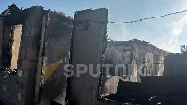Ադրբեջանական զինուժի գնդակոծությունից այրված շինություն Սոթքում - Sputnik Արմենիա