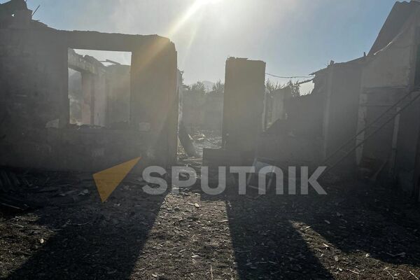 Сгоревший после обстрела азербайджанскими ВС жилой дом в селе Сотк - Sputnik Армения