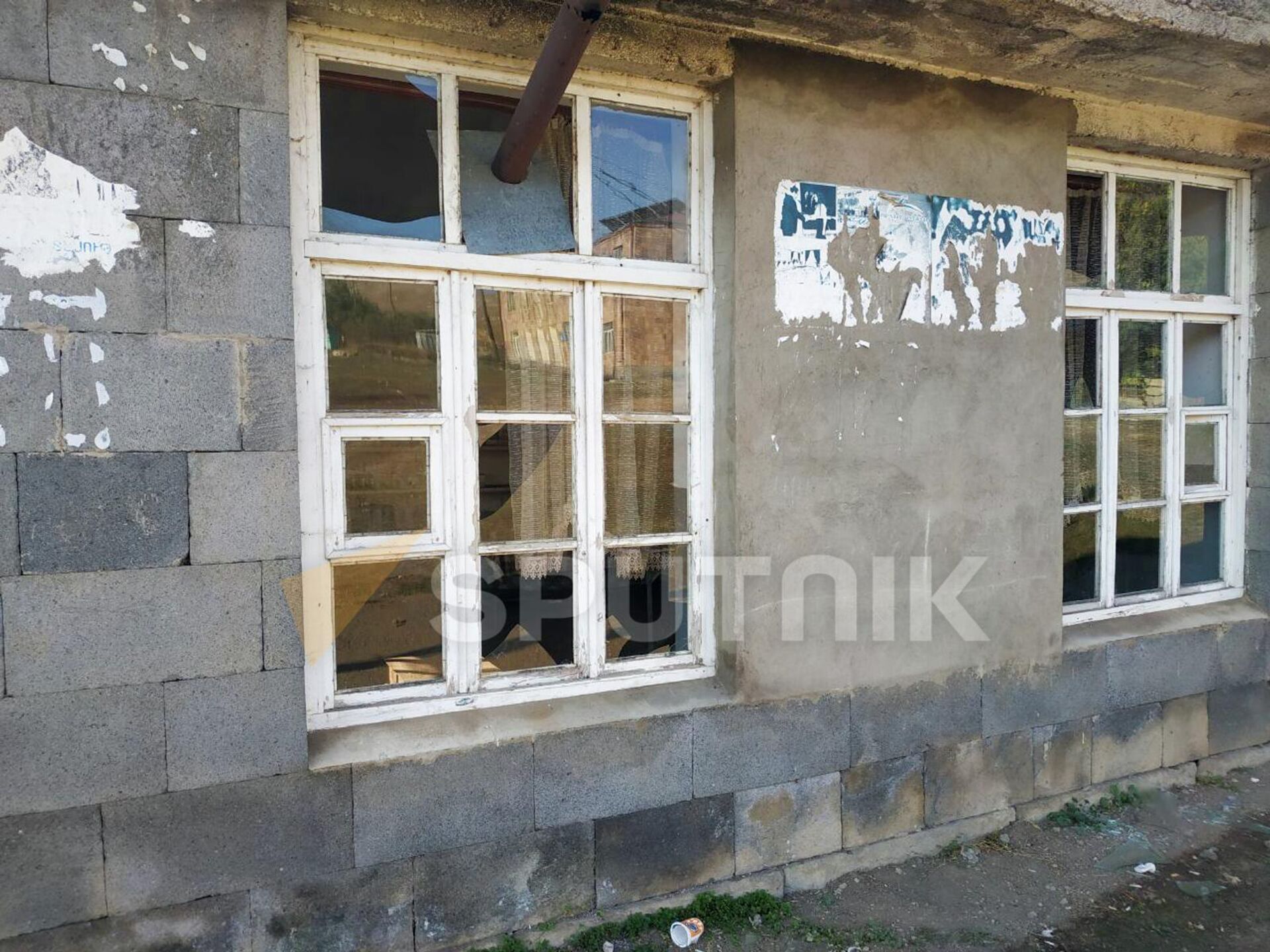 Выбитые в результате обстрела стекла дома в селе Карашен - Sputnik Армения, 1920, 13.09.2022