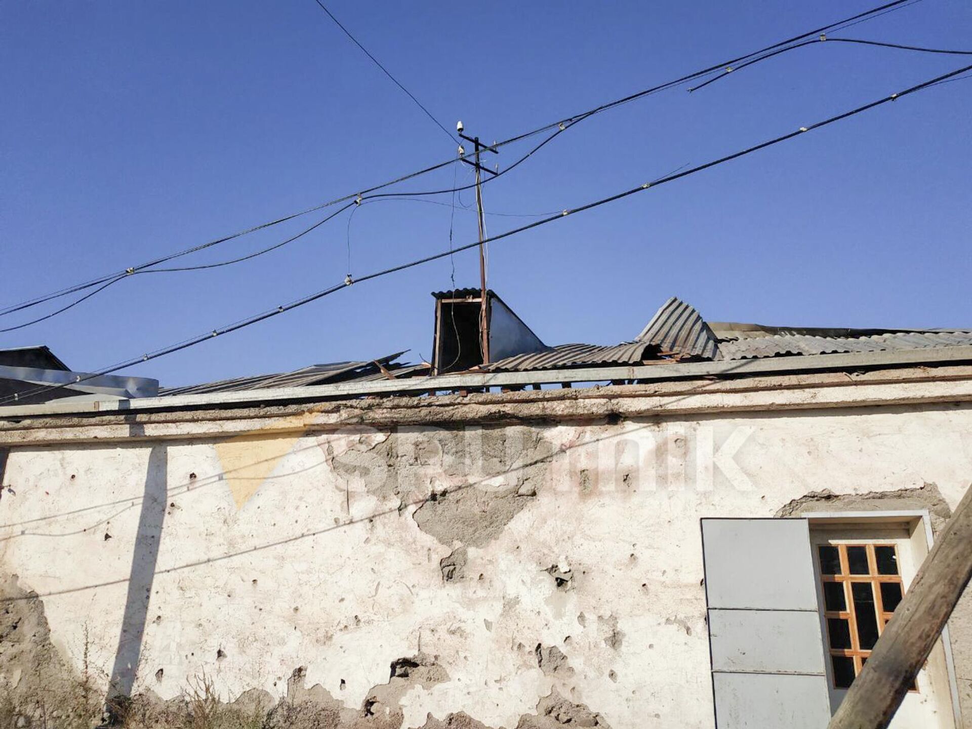 В селе Карашен снаряд Града пробил крышу и стену дома местного зала торжеств.  - Sputnik Армения, 1920, 13.09.2022