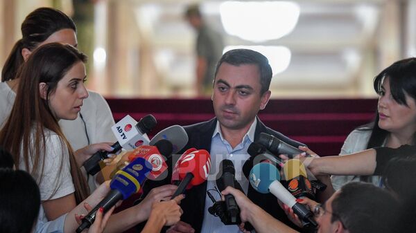 Ишхан Сагателян отвечает на вопросы журналистов в коридоре НС во время перерыва очередного заседания Национального собрания Армении (13 сентября 2022). Еревaн - Sputnik Армения