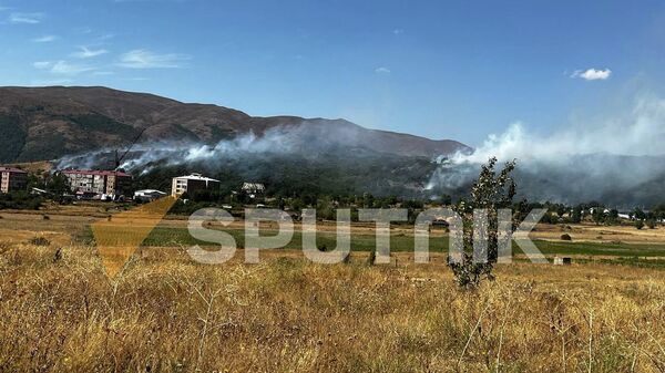 Дымящиеся после артобстрелов холмы Джермука - Sputnik Армения
