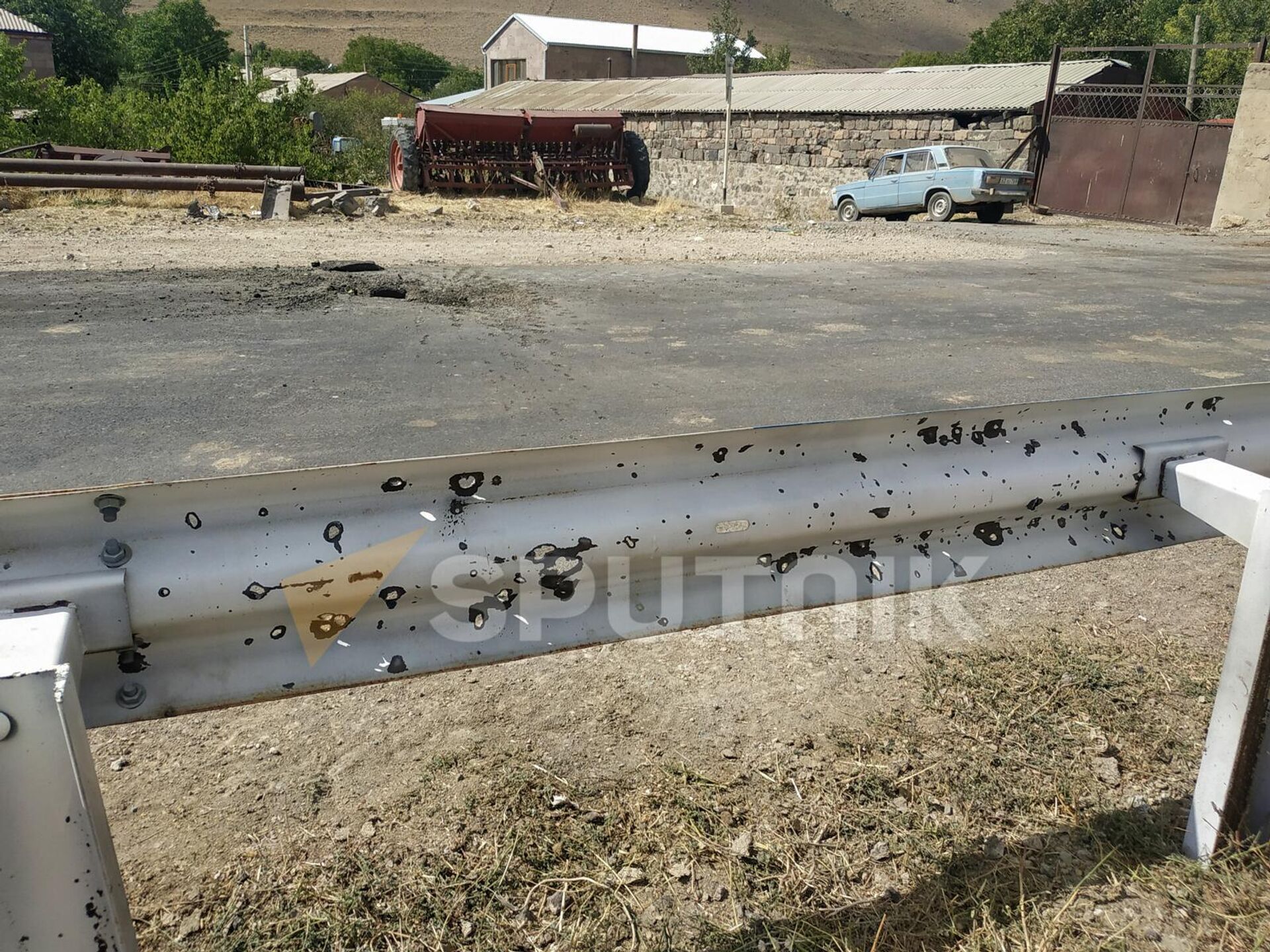 Попавший на дорогу снаряд азербайджанких ВС у села Нораван - Sputnik Армения, 1920, 15.09.2022