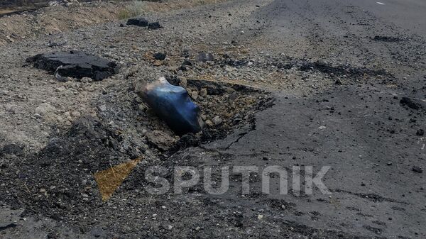 Попавший на дорогу снаряд азербайджанких ВС у села Нораван - Sputnik Армения