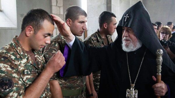 Католикос Гарегин II дает свое благословение солдатам - Sputnik Армения