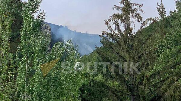 Дым от взрывов снарядов азербайджанских ВС в Джермуке - Sputnik Армения