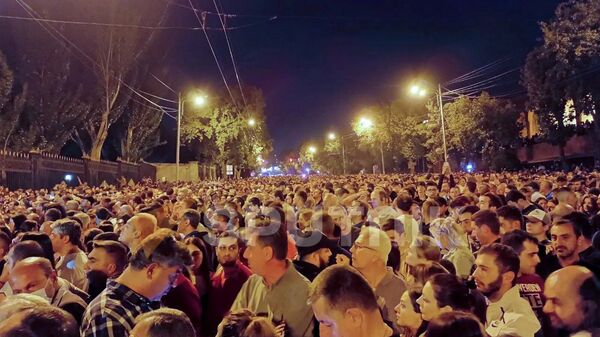 Митинг с требованием импичмента премьеру перед зданием парламента на проспекте Баграмяна (14 сентября 2022). Еревaн - Sputnik Армения