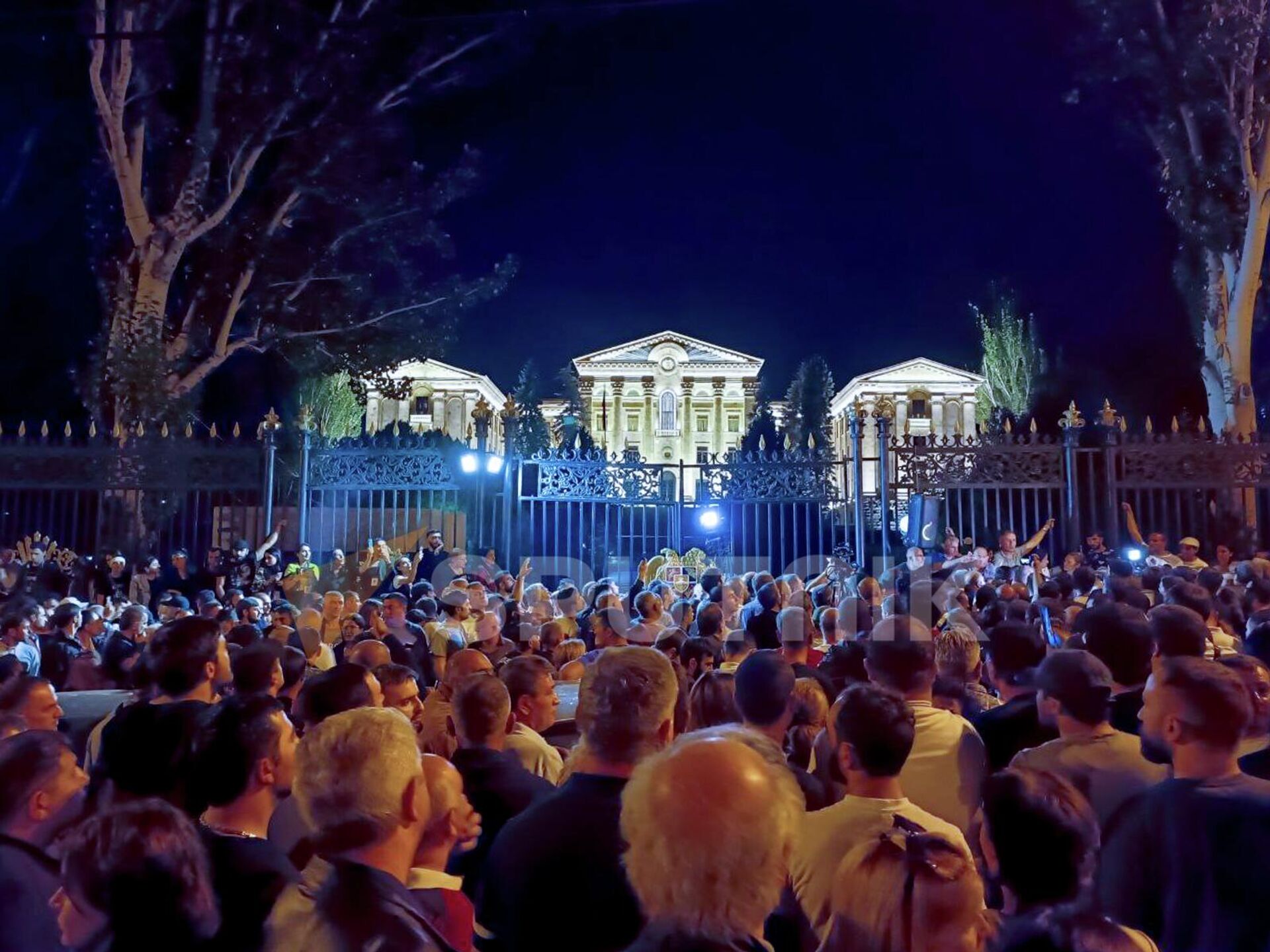 Митинг с требованием импичмента премьеру перед зданием парламента на проспекте Баграмяна (14 сентября 2022). Еревaн - Sputnik Արմենիա, 1920, 15.09.2022