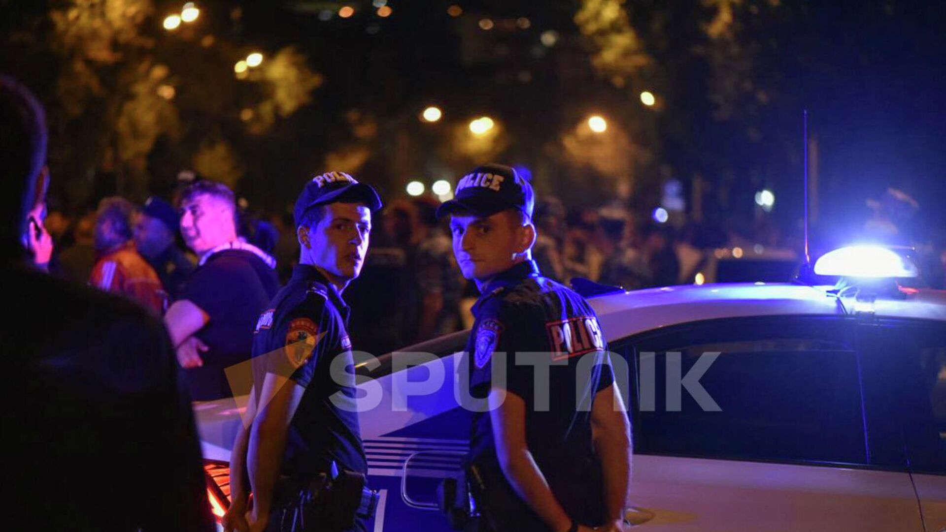 Полицейские во время митинга с требованием импичмента премьеру перед зданием парламента на проспекте Баграмяна (14 сентября 2022). Еревaн - Sputnik Армения, 1920, 16.12.2022