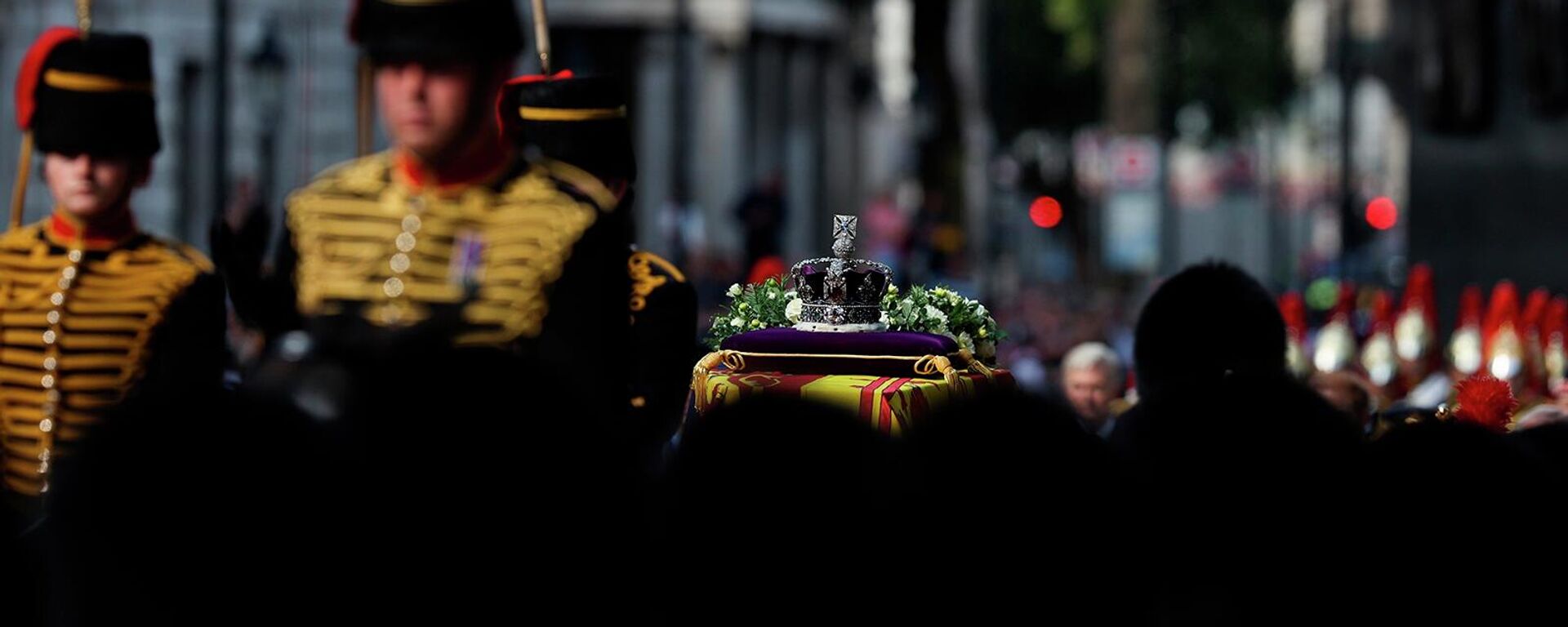 Гроб королевы Елизаветы II, украшенный Королевским штандартом и Императорской государственной короной, во время похоронной процессии (14 сентября 2022). Лондон - Sputnik Армения, 1920, 18.09.2022