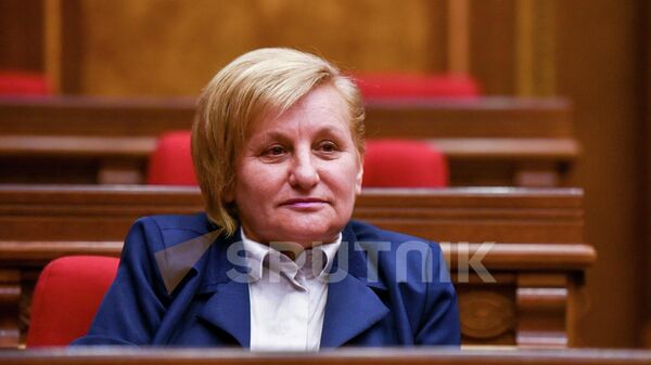 Кандидат в судьи КС Седа Сафарян на заседании НС (15 сентября 2022). Еревaн - Sputnik Армения