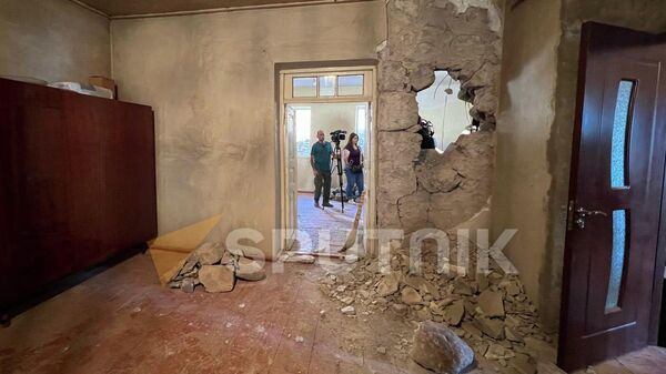 Разрушенные азербайджанскими обстрелами дома в сюникском селе Веришен - Sputnik Армения