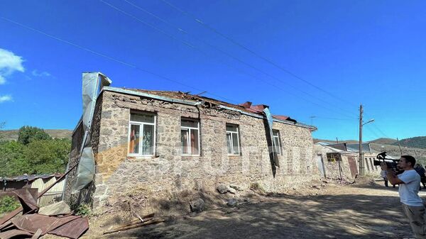 Разрушенные азербайджанскими обстрелами дома в сюникском селе Веришен - Sputnik Армения