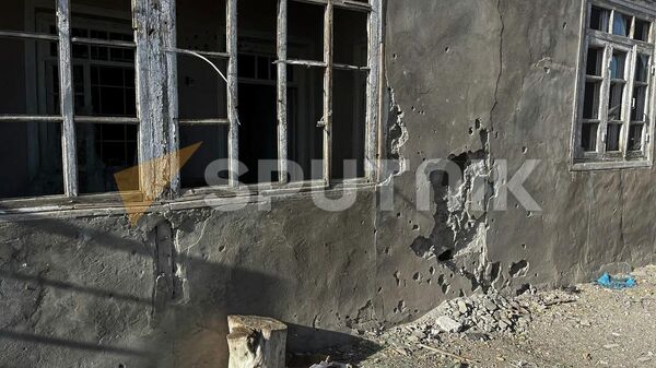 Разрушенный в результате артобстрела азербайджанскими ВС жилой дом села Сотк (16 сентября 2022). Сотк - Sputnik Армения