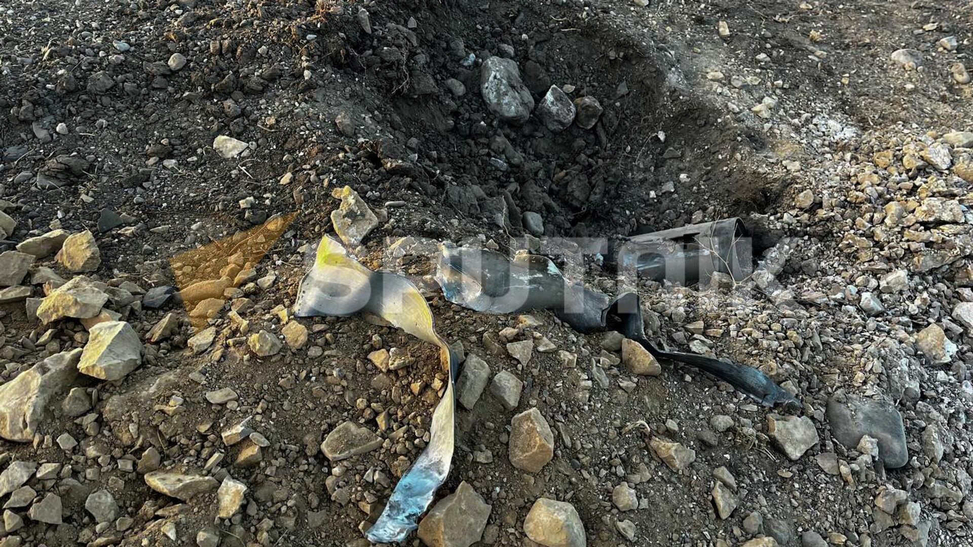 Остатки снаряда после артобстрела азербайджанскими ВС села Сотк (16 сентября 2022). Сотк - Sputnik Армения, 1920, 16.09.2022