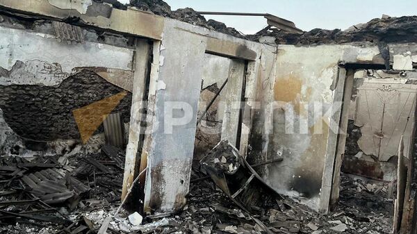 Разрушенный и обгоревший в результате авиаударов азербайджанских ВС сельский дом (16 сентября 2022). Сотк - Sputnik Армения