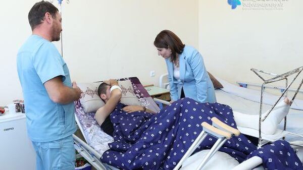 Министр здравоохранения Анаит Аванесян посетила медицинские центры Гегаркуникской области с целью на месте ознакомиться с состоянием здоровья раненых (16 сентября 2022). Гегаркуник - Sputnik Армения