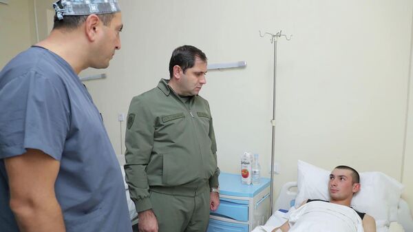 Սուրեն Պապիկյանն այցելել է վիրավորում ստացած զինծառայողներին - Sputnik Արմենիա
