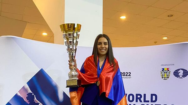 Чемпионка мира (до 18 лет) по шахматам Мариам Мкртчян с кубком - Sputnik Армения