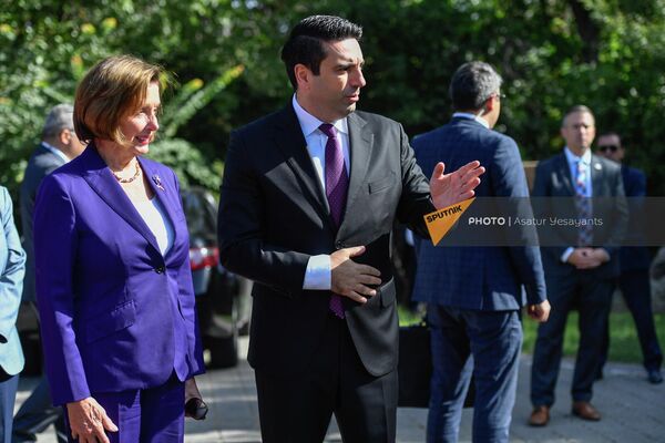 Спикер палаты представителей США Ненси Пелоси и Ален Симонян во время посещения Мемориального комплекса геноцида армян Цицернакаберд (18 сентябя 2022). Еревaн - Sputnik Армения