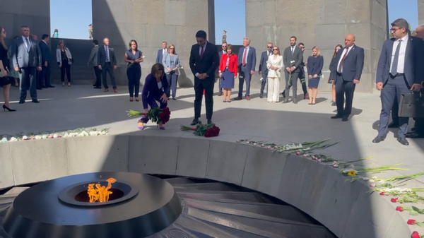 Нэнси Пелоси в Ереване почтила память жертв Геноцида армян - Sputnik Армения